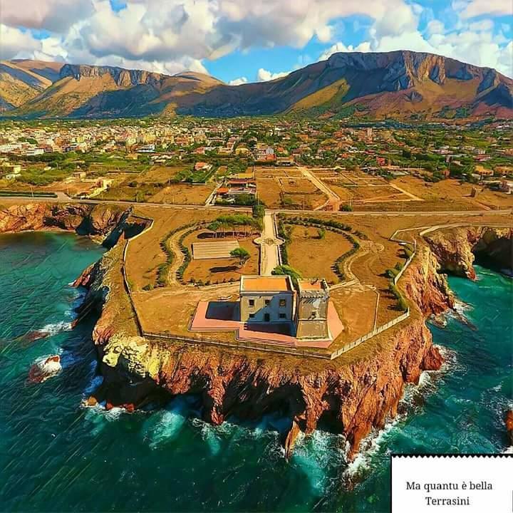 Casa Vacanze Chiara 泰拉西尼 外观 照片